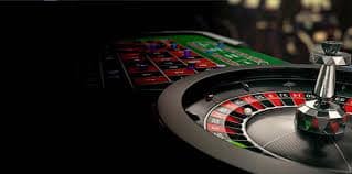 Meja blackjack live dealer dengan kamera multi-sudut di studio laju89