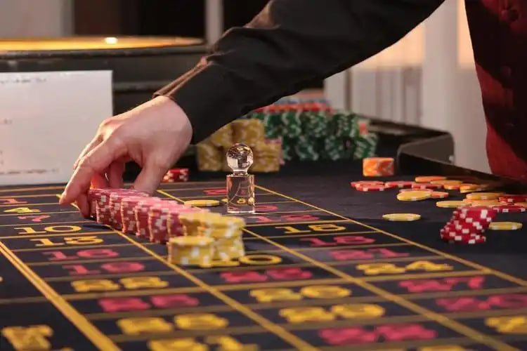 Tabel hadiah Caribbean Stud Poker menampilkan kombinasi kartu dan pembayaran
